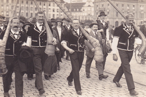Eidg-Jodlerfest-Basel-1924---Alphorngruppe-am-Festumzug--Quelle-Bildarchiv-EJV.jpg